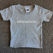 画像をギャラリービューアに読み込む, AdMarkeTechロゴ 子ども用 Tシャツ【グレー地/白プリント】