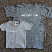 画像をギャラリービューアに読み込む, AdMarkeTechロゴ 子ども用 Tシャツ【グレー地/白プリント】