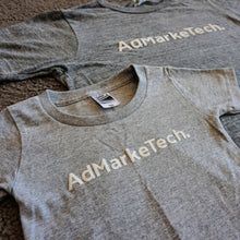画像をギャラリービューアに読み込む, AdMarkeTechロゴ 子ども用 Tシャツ【グレー地/白プリント】