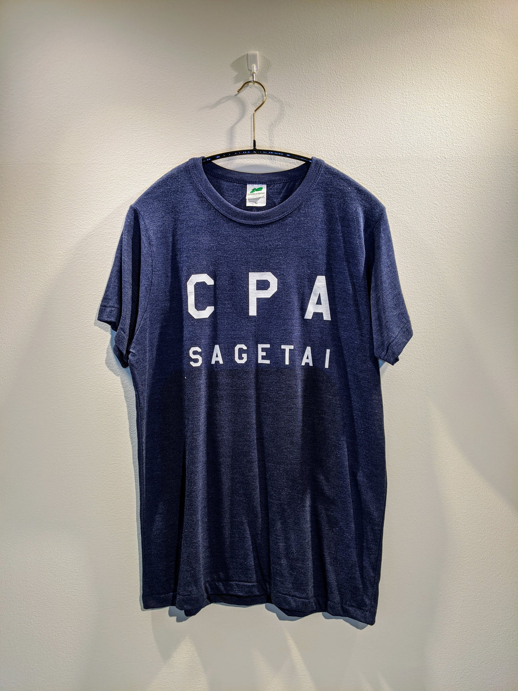 「CPA SAGETAI」 トライブレンドTシャツ【ネイビー地・白プリント】