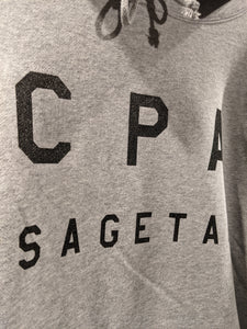 「CPA SAGETAI」 プルオーバーパーカー【グレー／黒プリント】